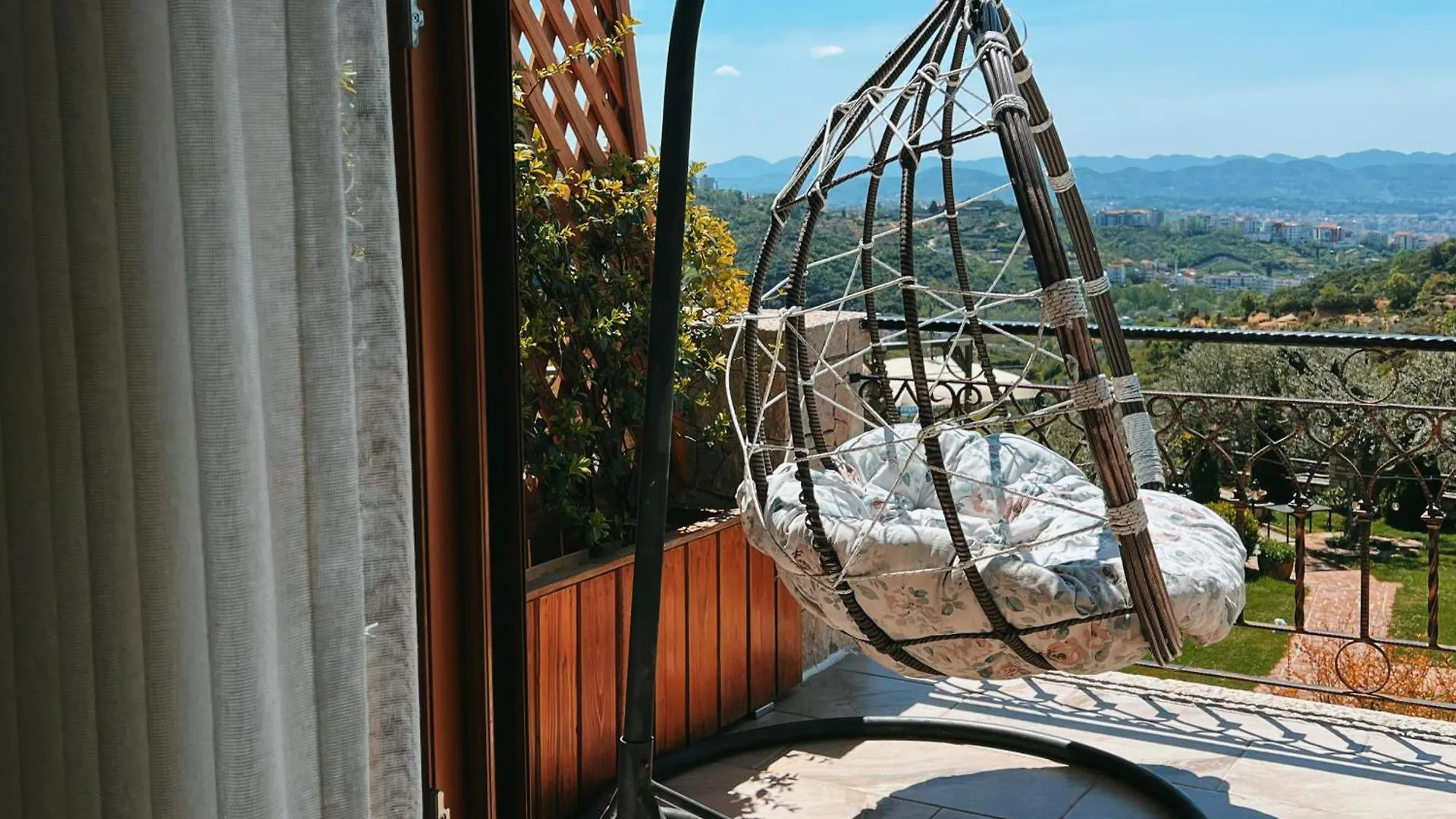 Chateau Fasel Tirana Vakantieboerderij